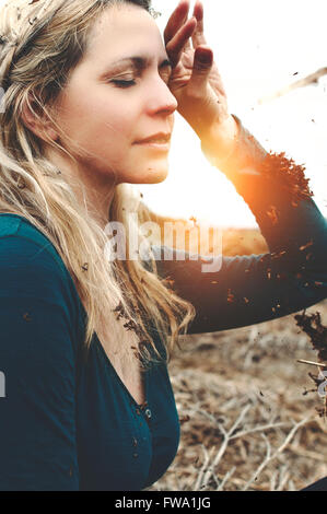 Ritratto di giovane donna bella di sognare in natura Foto Stock