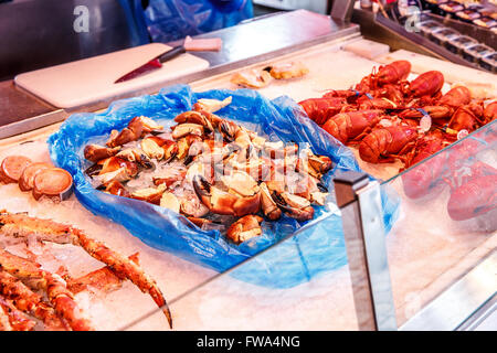 Vari frutti di mare sugli scaffali del mercato del pesce in Norvegia, Bergen Foto Stock