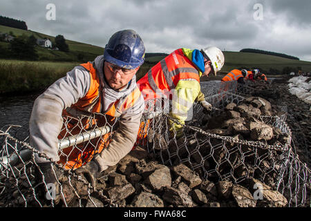 Lavoratori ferroviari gabian riempimento cesti con la zavorra e la costruzione di nuovi confini Railway Foto Stock