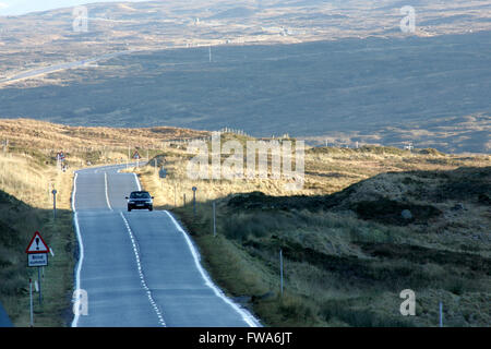 Auto sulla strada remota nelle Highlands scozzesi Foto Stock