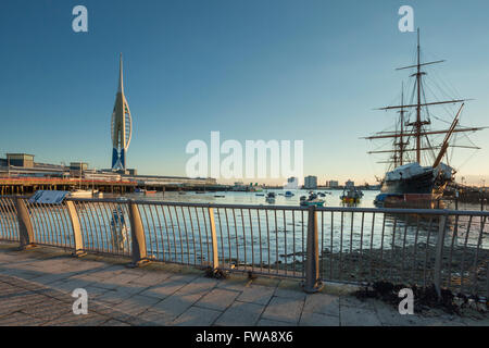 Spinnaker Tower e HMS Warrior al tramonto nel porto di Portsmouth, Hampshire, Inghilterra. Foto Stock