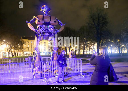 Zagabria, Croazia - 27 Marzo 2016 : persone che visitano mostra di notte da Danilo Baletic denominata protezione trasformatori in Zagreb Foto Stock