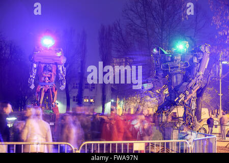 Zagabria, Croazia - 27 Marzo 2016 : persone che visitano mostra di notte da Danilo Baletic denominata protezione trasformatori in Zagreb Foto Stock