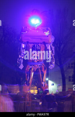 Zagabria, Croazia - 27 Marzo 2016 : persone che visitano mostra di notte da Danilo Baletic denominata protezione trasformatori in Zagreb Foto Stock