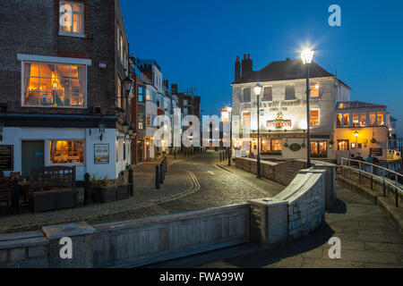 La notte scende su Spice Island in Old Portsmouth, Hampshire, Inghilterra. Foto Stock