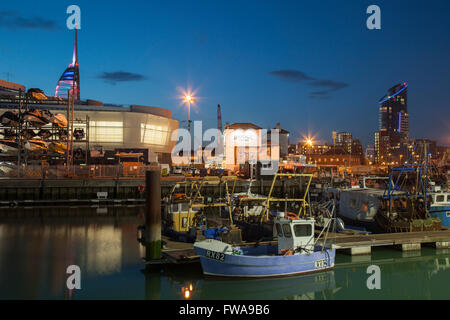 La notte scende nella vecchia Portsmouth, Regno Unito. Foto Stock