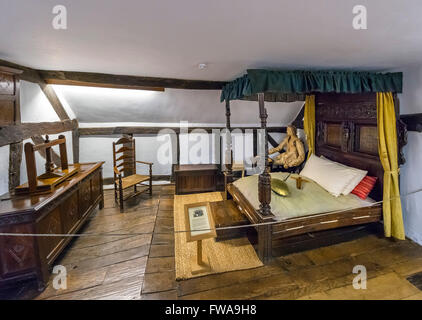 Il tardo 16thC/inizio del seicento four poster "Hathaway Bed' in una camera da letto di Anne Hathaway's Cottage, Shottery, Stratford-upon-Avon, Regno Unito Foto Stock