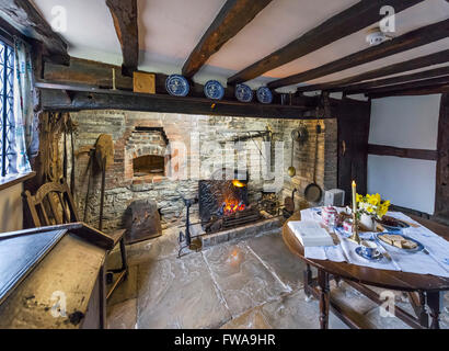 Cucina di Anne Hathaway's Cottage, parte della casa originale risalente al tempo di Shakespeare, Stratford-upon-Avon, England, Regno Unito Foto Stock