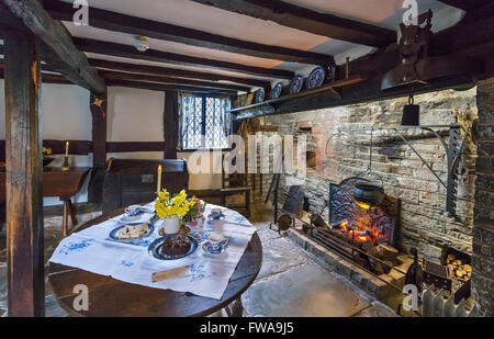 Cucina di Anne Hathaway's Cottage, parte della casa originale risalente al tempo di Shakespeare, Stratford-upon-Avon, England, Regno Unito Foto Stock