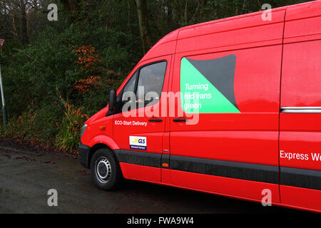 Furgone Parcelforce ECO-Start parcheggiato sul ciglio della strada nel bosco, Southborough Common, Kent, Inghilterra Foto Stock