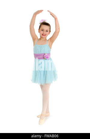 Una giovane ragazza pone in costume di balletto Foto Stock