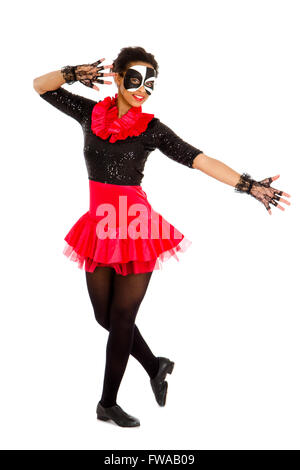 African American Teen tocca ballerino in nero e rosso considerando Costume Foto Stock