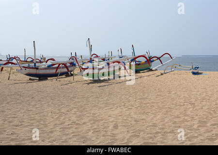 Barche di pescatori sulla spiaggia di Sanur, Bali, Indonesia, Asia Foto Stock