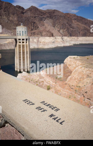 Avvertenza di pericolo segno sulla parete della Diga di Hoover vicino a Las Vegas in Nevada. Foto Stock