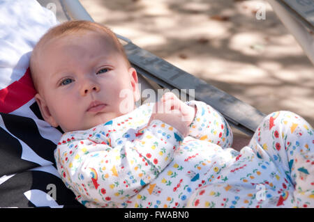 Ritratto di un angelico little baby boy Foto Stock