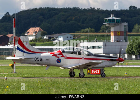 Il croato Air Force formazione aerobatic team display "Ali di tempesta" battenti la loro Pilatus PC-9M formazione aeromobili. Foto Stock