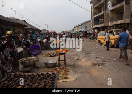 Un mercato di strada scena in Nigeria, Africa Foto Stock