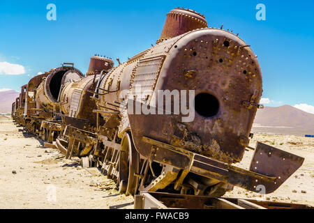Rusty vecchio treno a vapore nel cimitero di treno, Bolivia Foto Stock