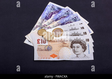 Pound banconote e monete sterlina inglese Foto Stock