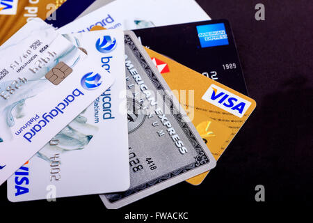 Selezione di carte di credito e carte di credito spread su sfondo nero. Foto Stock