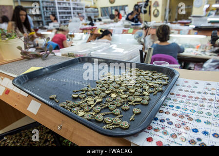 I dipendenti rende i gioielli in fabbrica del mondo di Michal Negrin centro in Bat Yam city, Israele Foto Stock