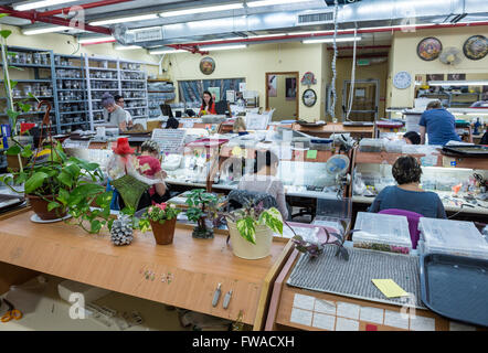 I dipendenti rende i gioielli in fabbrica del mondo di Michal Negrin centro in Bat Yam city, Israele Foto Stock