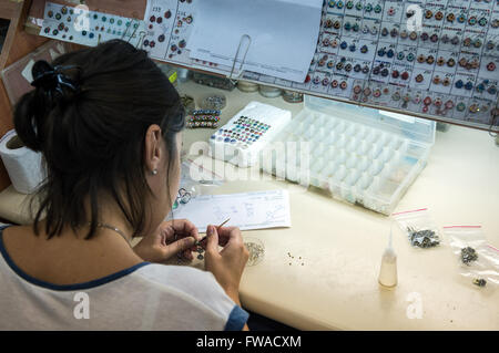 I dipendenti rende i gioielli in fabbrica del mondo di Michal Negrin centro in Bat Yam city, Israele Foto Stock