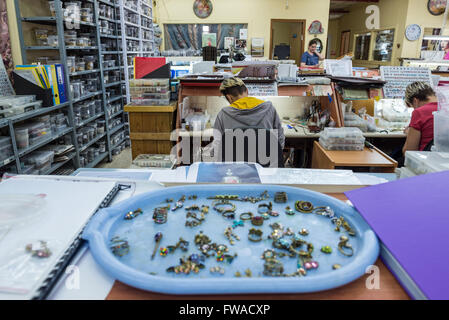 I dipendenti rende i gioielli in fabbrica del mondo di Michal Negrin centro in Bat Yam city, Israele Foto Stock