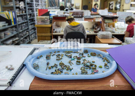 I dipendenti rende i gioielli in fabbrica del mondo di Michal Negrin centro in Bat Yam city, Israele Foto Stock