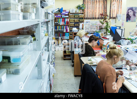 I dipendenti rende i gioielli in fabbrica del mondo di Michal Negrin centro in Bat Yam city, Israele Foto Stock