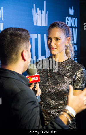 Modello israeliana Bar Refaeli rilascia un intervista durante il gala di apertura della Gindi TLV della settimana della moda su 18 Ottobre a Tel Aviv, Israele Foto Stock