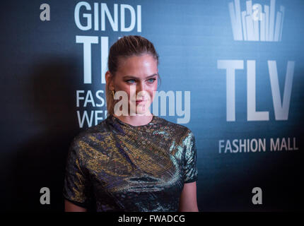 Modello israeliana Bar Refaeli posa per foto durante il gala di apertura della Gindi TLV della settimana della moda su 18 Ottobre a Tel Aviv, Israele Foto Stock