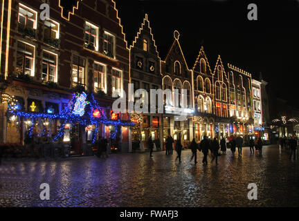 Scena Notturna stagione di Natale a Bruges, Belgio. Foto Stock