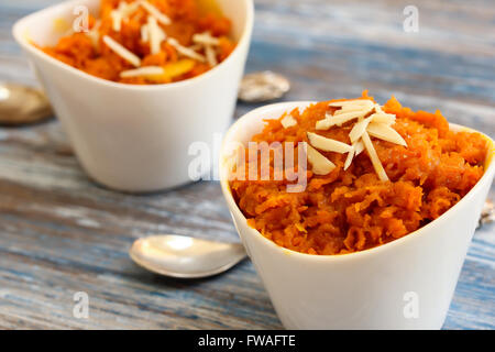 Halwa carota - Diwali dolce fatto di carote il latte e lo zucchero nel rustico contenitore in acciaio Foto Stock