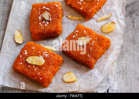 Halwa carota - Diwali dolce fatto di carote il latte e lo zucchero nel rustico contenitore in acciaio Foto Stock