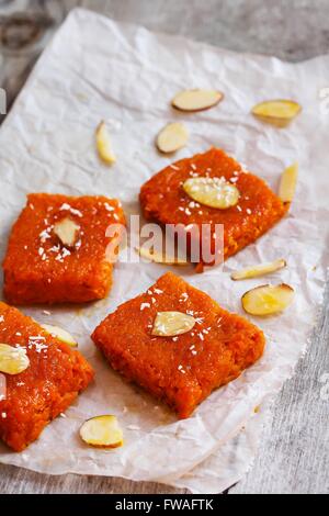 Halwa carota - Diwali dolce fatto di carote il latte e lo zucchero nel rustico contenitore in acciaio Foto Stock