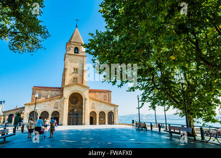 San Pedro della chiesa a Gijón, Asturias, Spagna, Europa Foto Stock