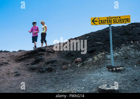 I turisti vicino ai crateri Silvestri. Il monte Etna. Nicolisi, Catania, Sicilia, Italia Foto Stock