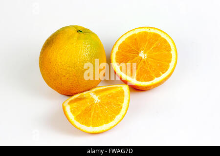 Frutta di arancia split on isolato bianco con tracciato di ritaglio Foto Stock