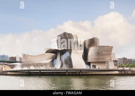 Il Museo Guggenheim di Frank Gehry sulle rive del fiume Nervion, Bilbao, Paesi Baschi Foto Stock
