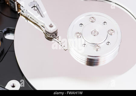 Close-up all'interno dell'unità disco rigido Foto Stock