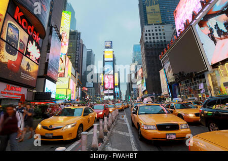 Taxi gialli e luci di Times Square a New York City, Stati Uniti d'America. Foto Stock