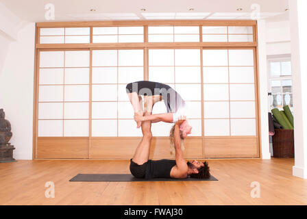 Acro Yoga insegnamento attraverso la dimostrazione Foto Stock