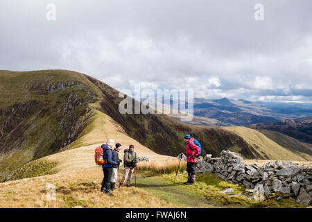 Gli escursionisti escursionismo su Mynydd Tal-y-mignedd percorso verso col e Trum y Ddysgl sul presepe Nantlle Ridge nel Parco Nazionale di Snowdonia (Eryri) montagne Wales UK Foto Stock