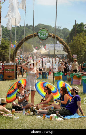 Un tempo caldo anno presso il festival di Glastonbury, Pilton Somerset Giugno 2010 Foto Stock