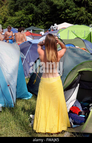 Una ragazza spazzole capelli al Glastonbury Festival 2010, Pilton Somerset REGNO UNITO Foto Stock