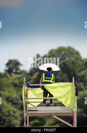 Un amministratore ottiene da con la minima ombra durante un tempo caldo anno presso il festival di Glastonbury 2010 Pilton, Somerset REGNO UNITO Foto Stock