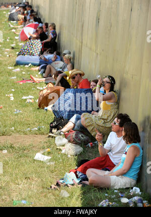 I festaioli utilizzare qualsiasi tonalità disponibili presso il festival di Glastonbury 2010 Pilton, Somerset REGNO UNITO Foto Stock