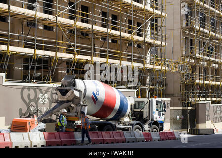 La colata di cemento in massa su un sito di costruzione a Londra Foto Stock