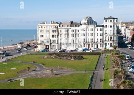 Edifici appartamento che si affaccia sul mare e parco a Warrior Square, St Leonards-on-Sea, East Sussex, Inghilterra Foto Stock